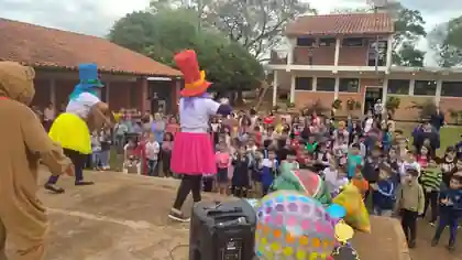 Niños participando en una actividad comunitaria organizada por Misión Auxiliar.
